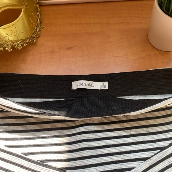 Black and white mini skirt - Picture 3 of 3